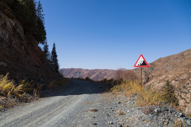 Señal de tráfico en un camino de montaña peligroso