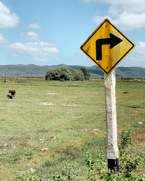 Foto señal de tráfico en el campo