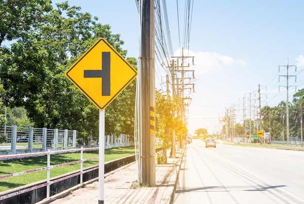 Señal de tráfico en carretera en el polígono industrial, sobre viajes seguros