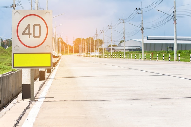 Señal de tráfico en la carretera en el polígono industrial