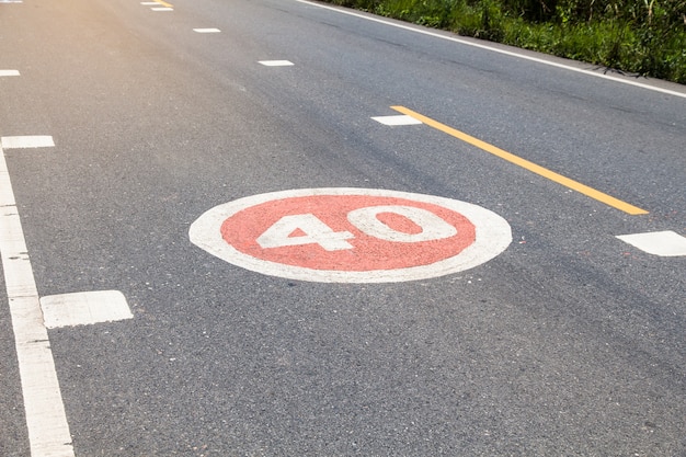 Señal de tráfico en la carretera en el polígono industrial