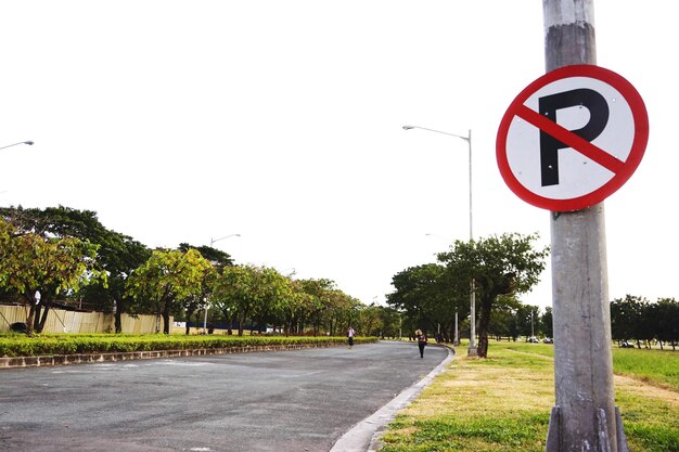 Foto señal de tráfico en una carretera rural