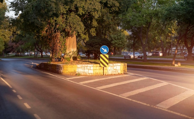 Señal de tráfico en la carretera vacía al atardecer