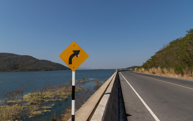 Señal de tráfico en la carretera