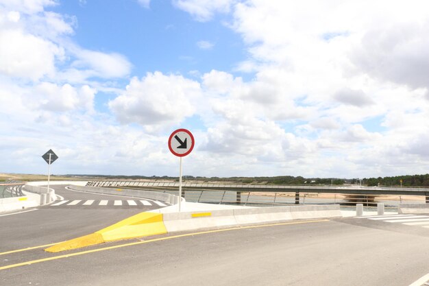 Foto señal de tráfico contra el cielo