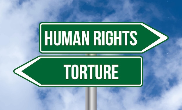 Señal de tráfico de derechos humanos o tortura sobre un fondo de cielo azul