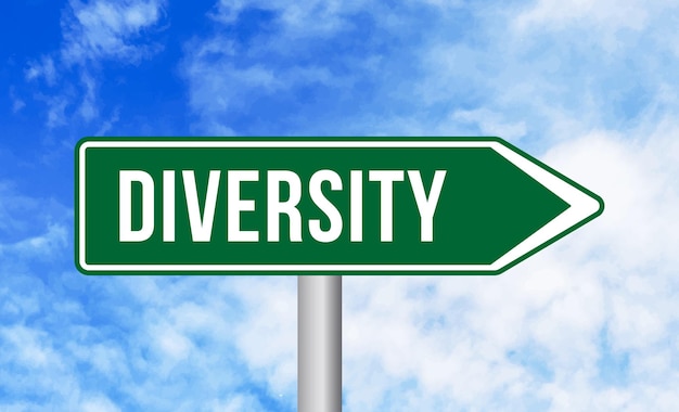 Señal de tráfico de diversidad en el fondo del cielo