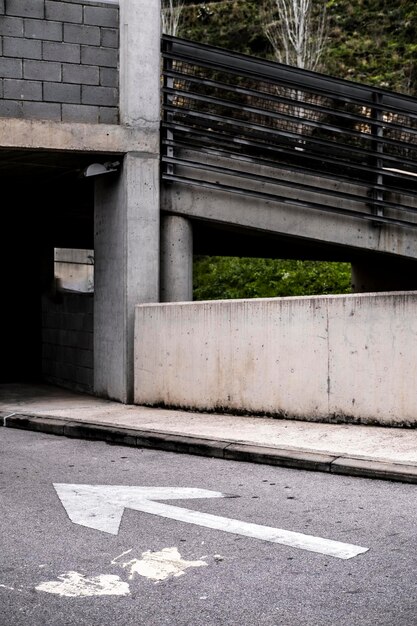 Señal de tráfico con una flecha en una calle