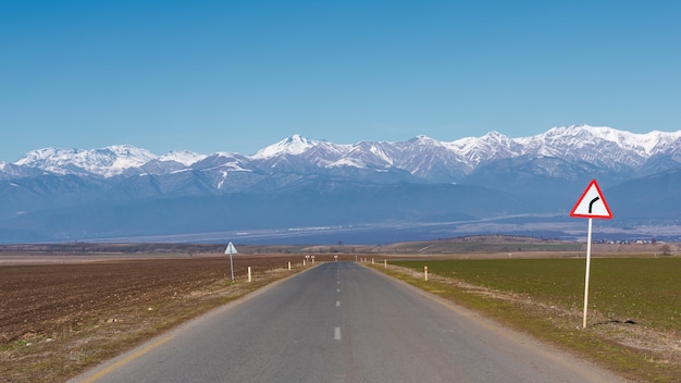 Señal de tráfico, gire a la derecha en una carretera rural