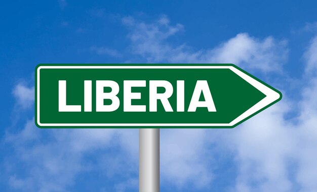 Señal de tráfico de Liberia en el fondo del cielo