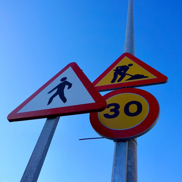 Foto señal de tráfico para peatones en la carretera