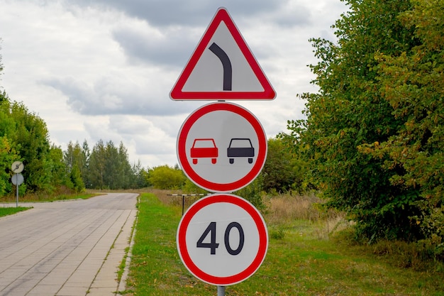 Señal de tráfico que limita la velocidad a 40 km donde la carretera sinuosa está marcada con un zigzag amarillo. No hay señal de adelantamiento.