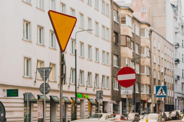 Señal de tráfico de rendimiento triangular roja y amarilla Dar paso carretera Ciudad Normas de regulación urbana Transporte Calle Ciudad