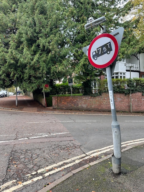 Señal de tráfico de restricción de peso de furgoneta junto a la carretera en la ciudad