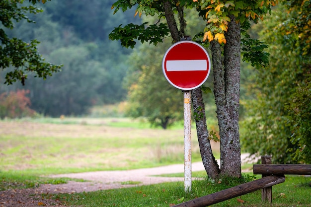 Señal de tráfico roja No hay entrada en la entrada al territorio privado