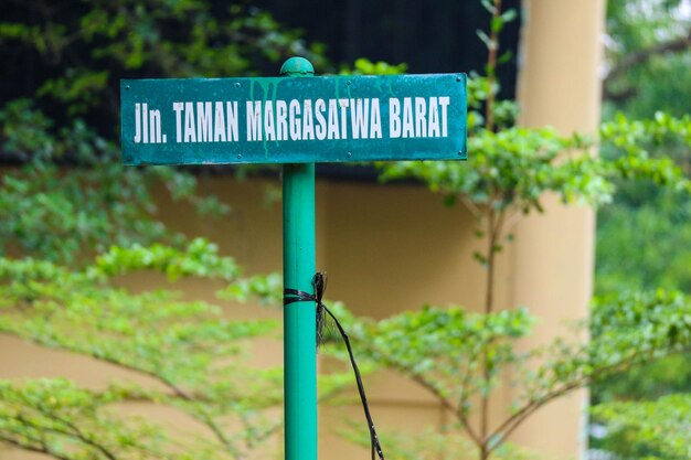 Señal de tráfico en el zoológico de Ragunan con las palabras TAMAN MARGASATWA BARAT