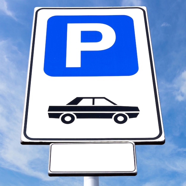 Señal de tránsito azul con un icono de estacionamiento