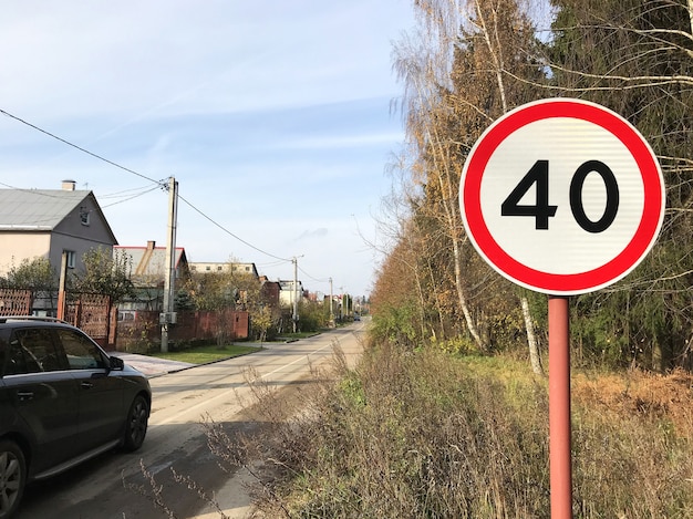 Señal de velocidad limitada en la carretera