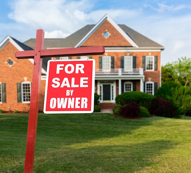 Foto señal de venta frente a una gran casa de ee.uu.