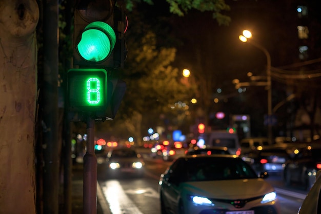 Señal verde del semáforo en la noche