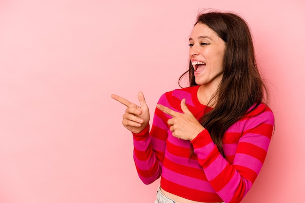 Foto señala con el dedo pulgar lejos riendo y despreocupado