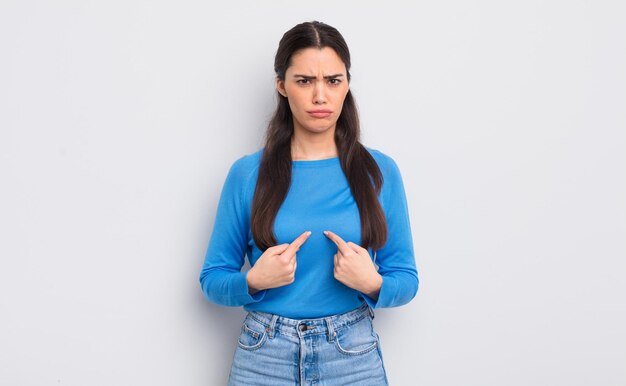 señalando a sí mismo con una mirada confusa y burlona sorprendido y sorprendido de ser elegido