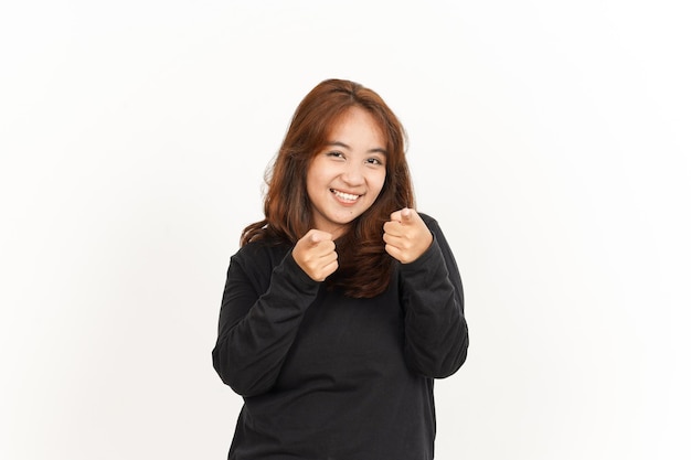 Señalándote y sonriendo De Hermosa Mujer Asiática Con Camisa Negra Aislada Sobre Fondo Blanco