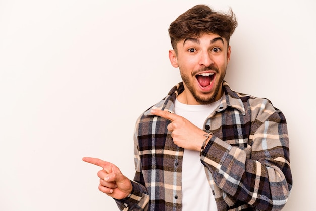 Señalar con el dedo índice un espacio de copia que expresa emoción y deseo