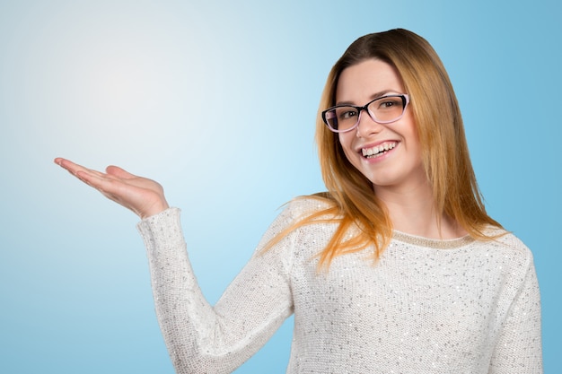 El señalar sonriente de la mujer joven