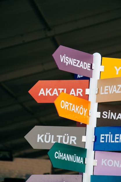Señales de dirección coloridas en la ciudad de Estambul Turquía