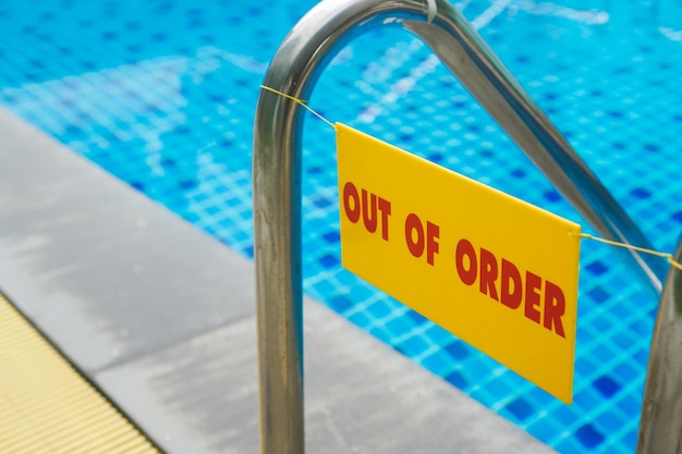 Foto señales de fuera de servicio en la piscina durante la situación epidémica de covid-19