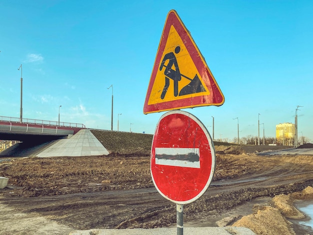 Señales de prohibición para automóviles en un sitio de construcción señal temporal que indica un sitio de construcción