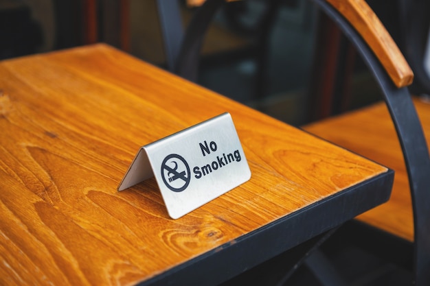 Señales de prohibido fumar en la mesa de café