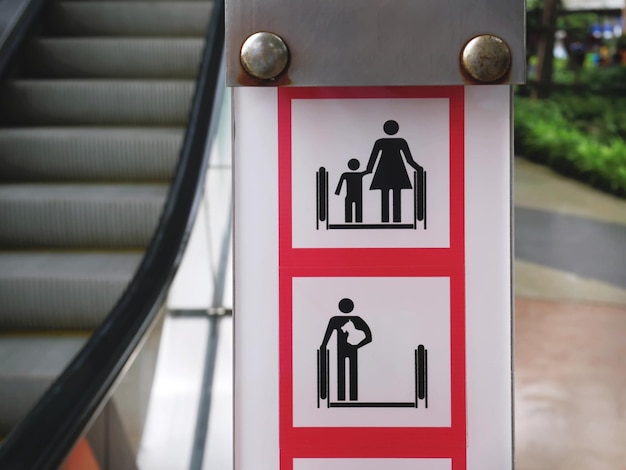 Foto señales de sugerencia de advertencia pictográficas para la escalera mecánica