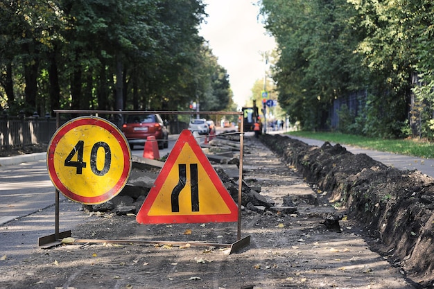 Señales de tráfico y adoquines a lo largo del bulevar Izmailovsky en Moscú, Rusia