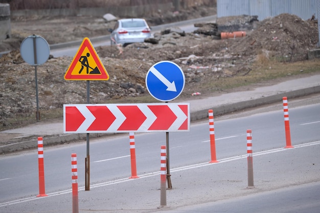 Foto señales de tráfico de advertencia de obras viales de trabajos de construcción en las calles de la ciudad