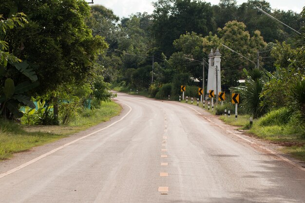 Las señales de tráfico advierten a los conductores para una curva peligrosa