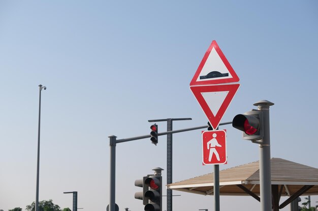 Señales de tráfico en la carretera contra el cielo, tope de velocidad, ceder el paso y ceder el paso a los peatones