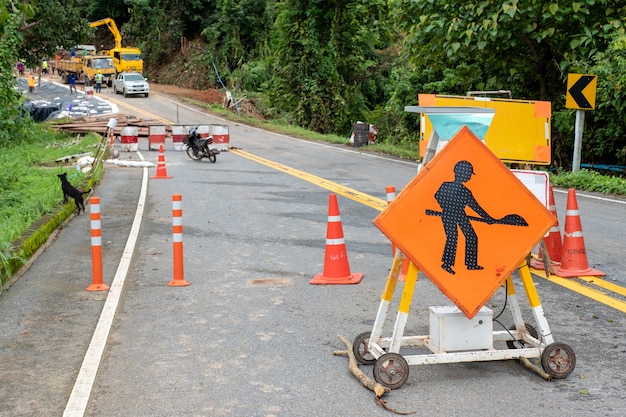 Señales de tráfico en carretera con derrumbe derrumbado