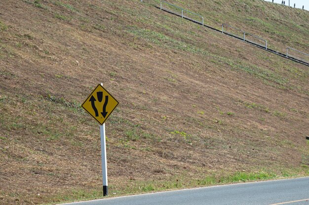 Foto las señales de tráfico indican las intersecciones izquierda y derecha por delante.