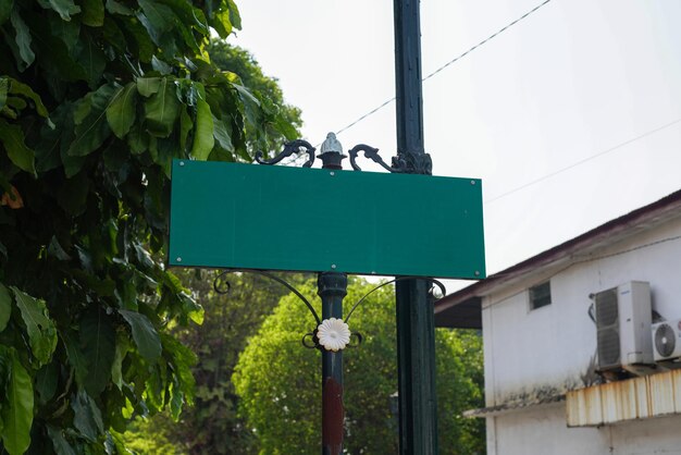 Foto señalización en blanco con color verde