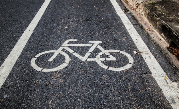 Señalización de carril de bicicleta en la calle