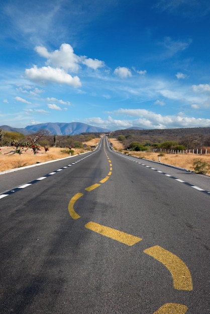 Señalización de carril torcido en la carretera en el desierto