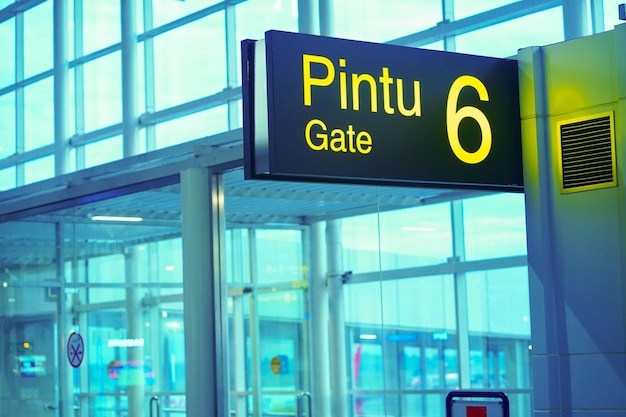 La señalización de la puerta 6 del Aeropuerto Internacional de Kualanamu Medan Indonesia Foto en primer plano