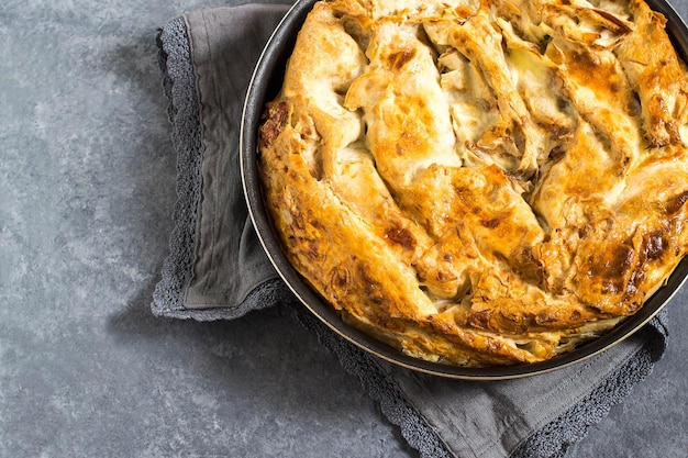 Sencilla tarta casera de hojaldre con queso y hierbas