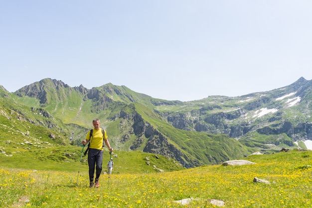 Senderismo en los Alpes en un entorno idílico.