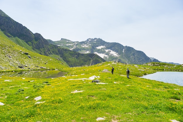 Senderismo en los Alpes en sendero panorámico