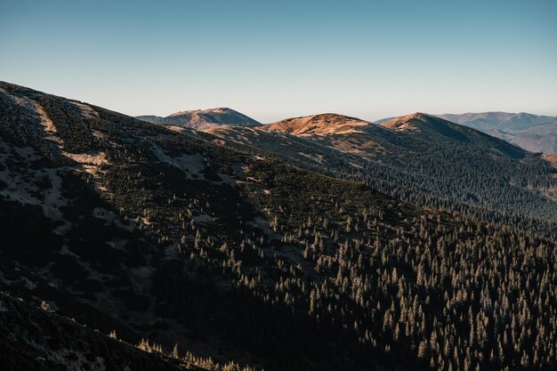 Senderismo Chabenec desde el pueblo de magurka hasta la cabaña de durkova destino de senderismo muy popular en el Parque Nacional de los Bajos Tatras Eslovaquia naturaleza Región de Liptov Paisaje helado de invierno