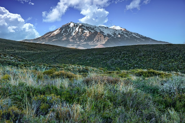 Foto senderismo por el cruce alpino de tongariro en la meseta central