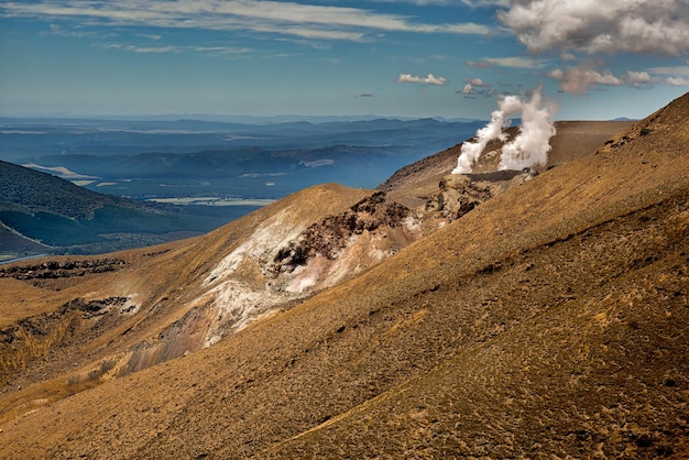 Foto senderismo por el cruce alpino de tongariro en la meseta central